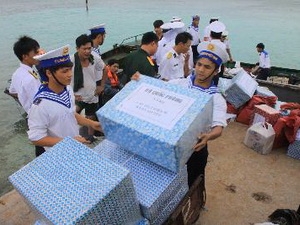 ການເຄື່ອນໄຫວເຕັມໄປດ້ວຍຈິດໃຈທະຫານ, ປະຊາຊົນເນື່ອງໃນໂອກາດ ບຸນເຕັດປີມະເສງ ປີ 2013